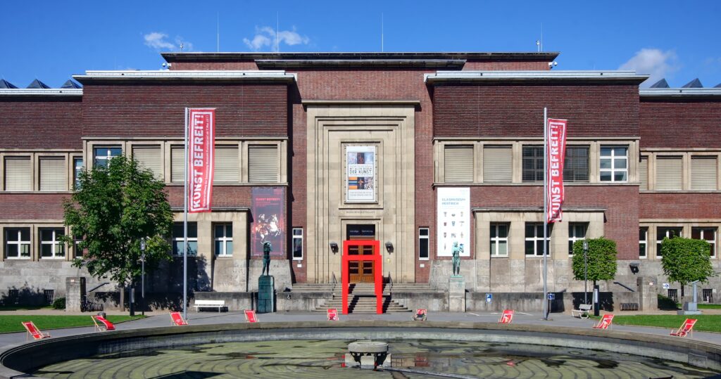 Museum Kunstpalast - Eingang Westfluegel und Brunnen